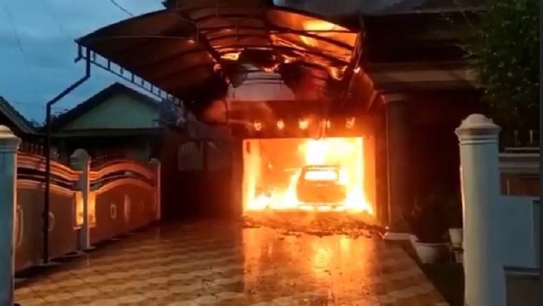 Motor Tiba-Tiba Meledak di Garasi, Kobaran Api Menyambar 3 Kendaraan Lain