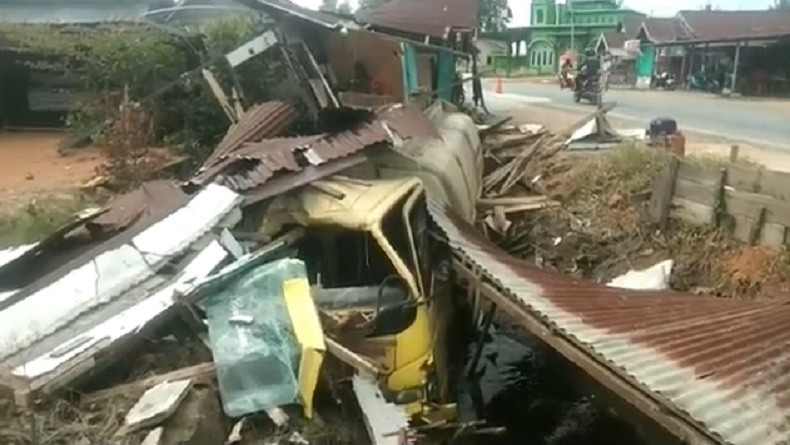 Rumah Warga dan Kios di Mempawah Hancur Diseruduk Truk Bermuatan CPO