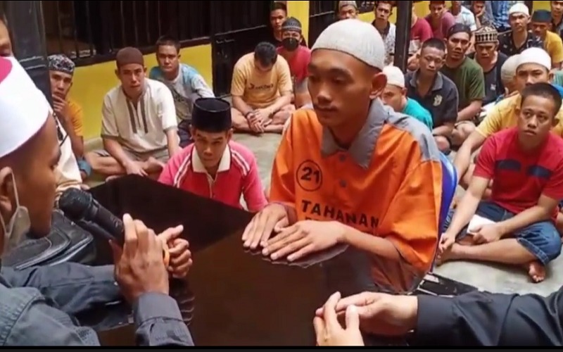 Sering Dengar Azan, Tahanan Polres OKI Masuk Islam 