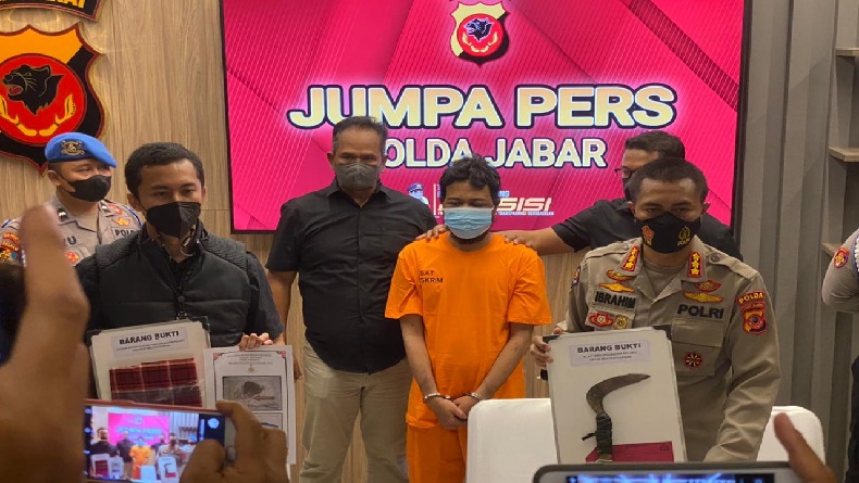 title Ini Penampakan Tersangka SRN dan Arit untuk Membacok Kiai Muda di Indramayu Ini Penampakan Tersangka SRN dan Arit untuk Membacok Kiai Muda di Indramayu