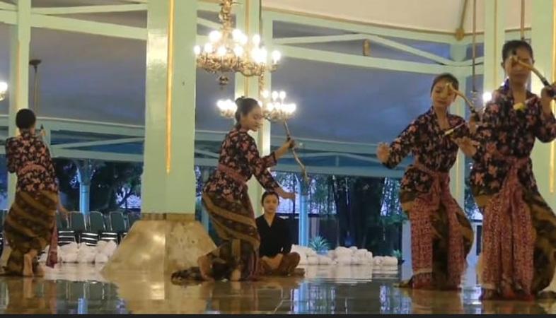title  Mengintip Latihan Penari Bedhaya Anglir Mendhung jelang Jumenengan Mangkunegara X  Mengintip Latihan Penari Bedhaya Anglir Mendhung jelang Jumenengan Mangkunegara X
