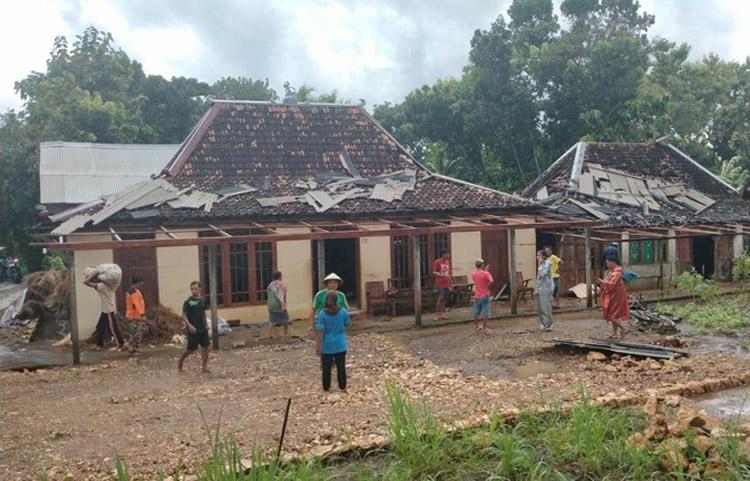 title Puluhan Rumah di Paliyan Gunungkidul Rusak Diterjang Angin Kencang Puluhan Rumah di Paliyan Gunungkidul Rusak Diterjang Angin Kencang