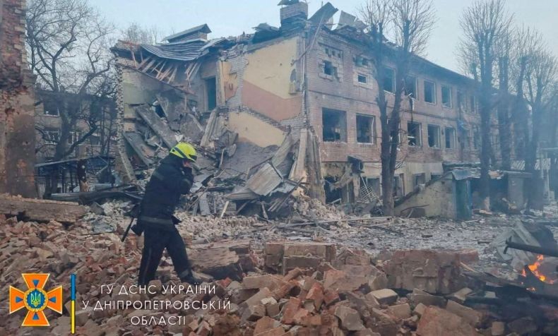 title Pasukan Rusia Gempur Kota Kiev dengan Rudal, Apartemen Terbakar Hebat Pasukan Rusia Gempur Kota Kiev dengan Rudal, Apartemen Terbakar Hebat