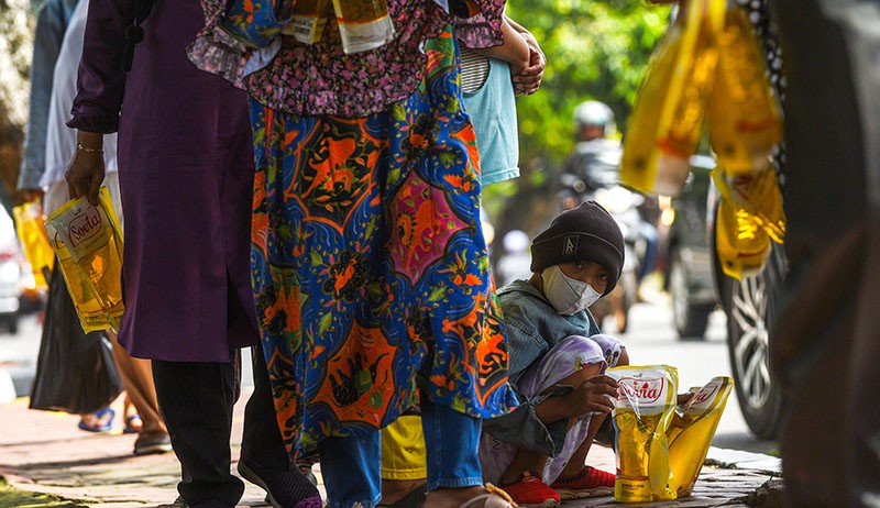 Operasi Pasar Minyak Goreng Diserbu Warga Palembang - Bagian 4