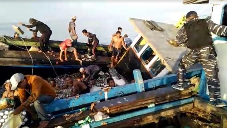 KM Bagas Arsakhan Kandas di Pulau Pandan, 4 ABK Selamat Dievakuasi Prajurit TNI AL