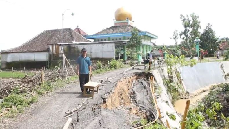Diguyur Hujan, Jalan Menuju Balai Desa di Blora Ini Mendadak Longsor 