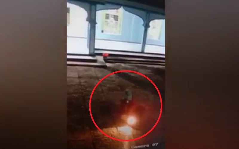 Pencurian Kotak Amal Terekam CCTV, Pelaku Diduga Emak-Emak sempat Jatuh di Pelataran Masjid