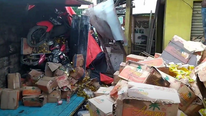 Kelebihan Muatan, Truk Bermuatan Minyak Goreng dan 4 Motor Terguling di Jalan Raya Mauk