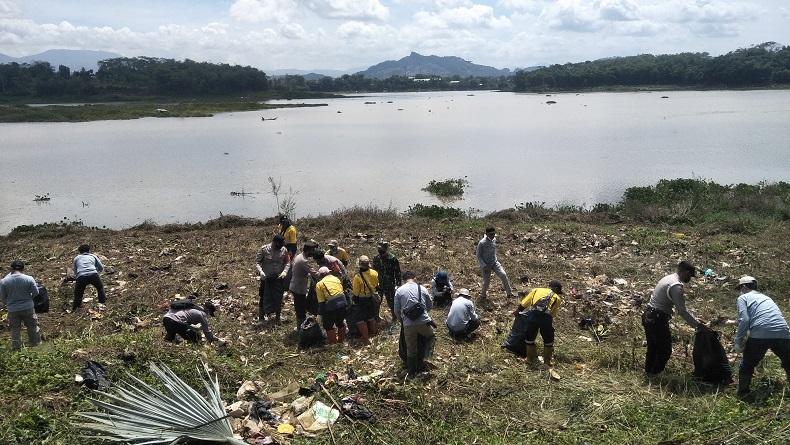 Atasi Ancaman Gangguan Produksi Listrik Jawa-Bali, Sampah di Saguling Dibersihkan