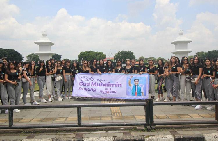 Dukung Maju Capres 2024, Bestie Gus Muhaimin Bagi-Bagi Bunga di Malioboro