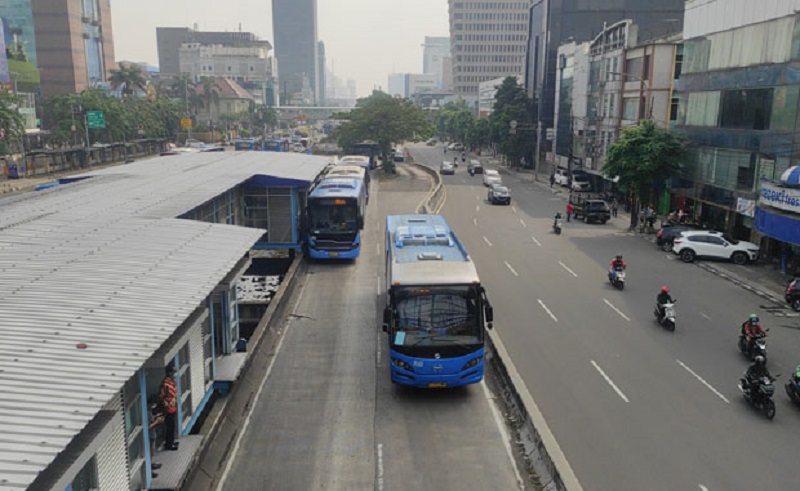 Viral Kedai Kopi di Halte Buat Desak-Desakan Penumpang, Transjakarta Janji Evaluasi