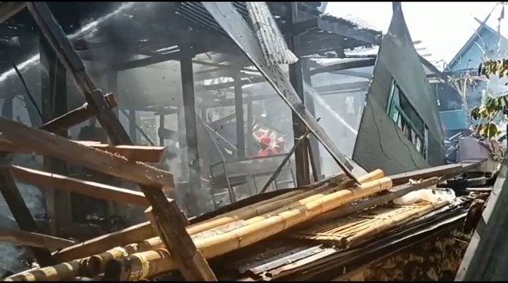 Diduga Korsleting Listrik, Rumah Nenek 80 Tahun di Maros Hangus Terbakar