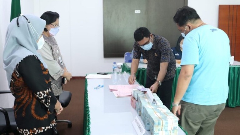 title Kejari Manado Setor Rp640 Juta ke Kas Negara dari Kasus Tindak Pidana Cukai Kejari Manado Setor Rp640 Juta ke Kas Negara dari Kasus Tindak Pidana Cukai