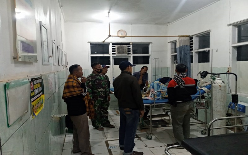 Kaget Disalip Motor Tanpa Lampu, Mobil Elf Angkutan Umum Cianjur-Cidaun Terbalik