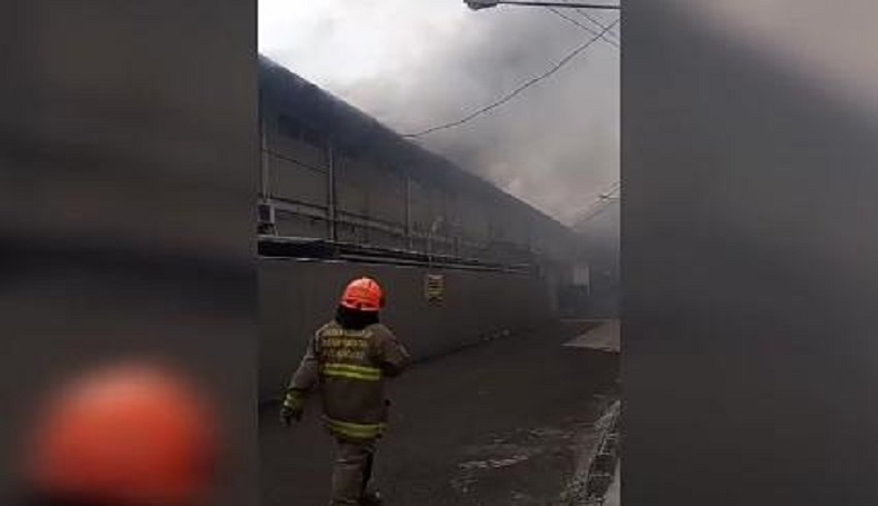  Pabrik Obat di Bandung Terbakar Hebat, Api Diduga Berasal dari Ruang Laboratorium