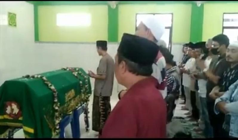 Duka Keluarga Iringi Pemakaman Korban Kebocoran Gas Beracun Dieng di TPU Magelang