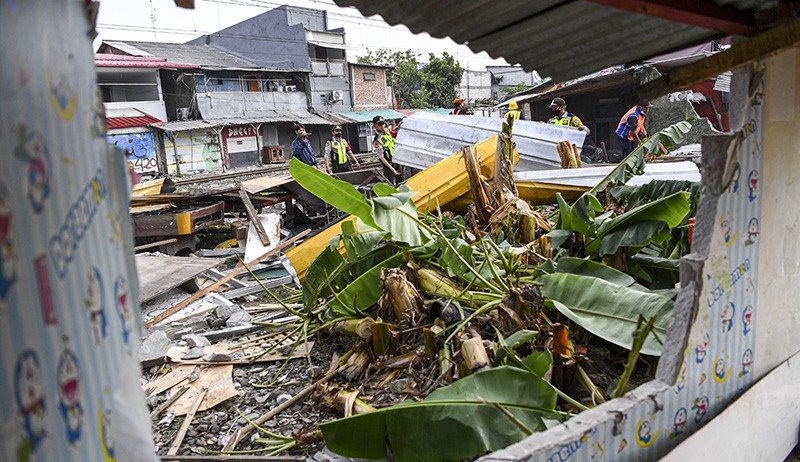 Ratusan Bangunan Liar Pinggir Rel dari Stasiun Ancol-Tanjung Priok Dibongkar - Bagian 2