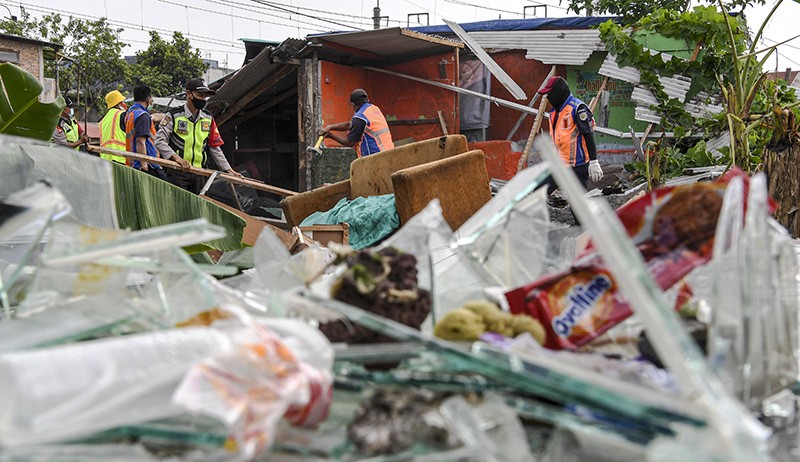 Ratusan Bangunan Liar Pinggir Rel dari Stasiun Ancol-Tanjung Priok Dibongkar - Bagian 4