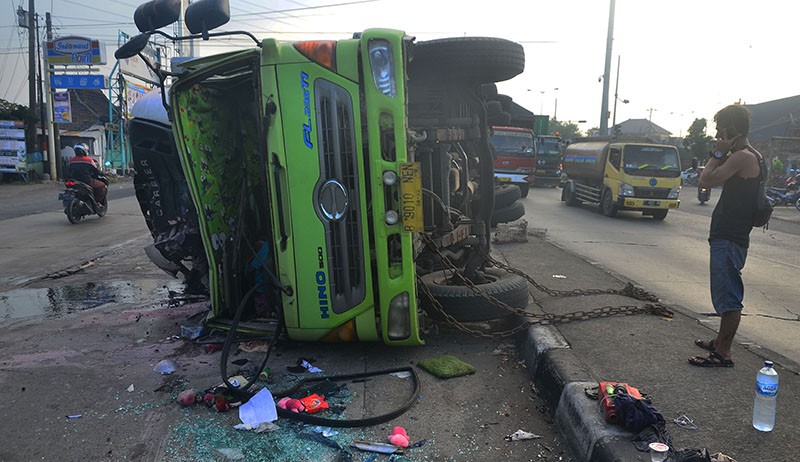 Hindari Pesepeda Menyeberang, Truk Terguling di Jalur Pantura - Bagian 1