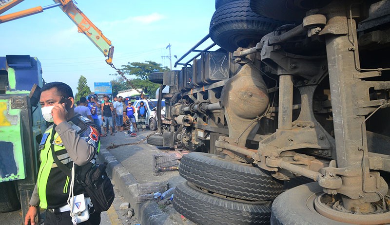 Hindari Pesepeda Menyeberang, Truk Terguling di Jalur Pantura - Bagian 2