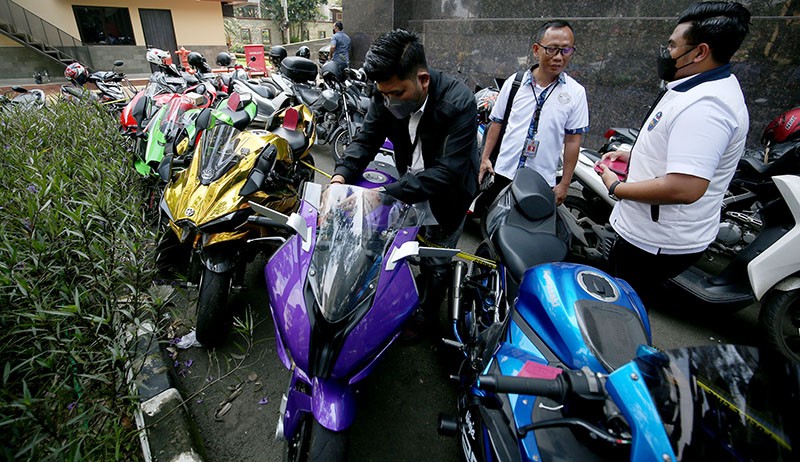 Penampakan Moge Dan Mobil Mewah Doni Salmanan Di Parkiran Bareskrim ...