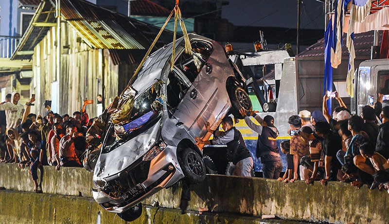 Momen Evakuasi Mobil dari Sungai usai Tabrak Warga di Palembang - Bagian 5