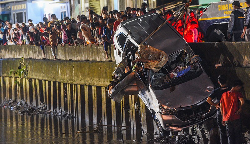 Momen Evakuasi Mobil dari Sungai usai Tabrak Warga di Palembang - Bagian 4