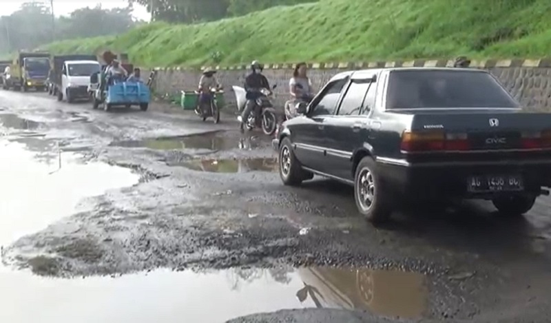 Ruas Jalan Jombang-Kediri Rusak Parah, Macet dan Kecelakaan Bikin Warga Resah 