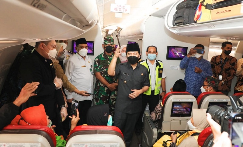 Berangkatkan Jemaah Umrah Perdana, Emil Optimistis Ibadah Haji Terselenggara Tahun Ini
