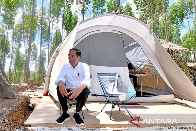 Gaya Santai Jokowi di Depan Tenda Kemahnya