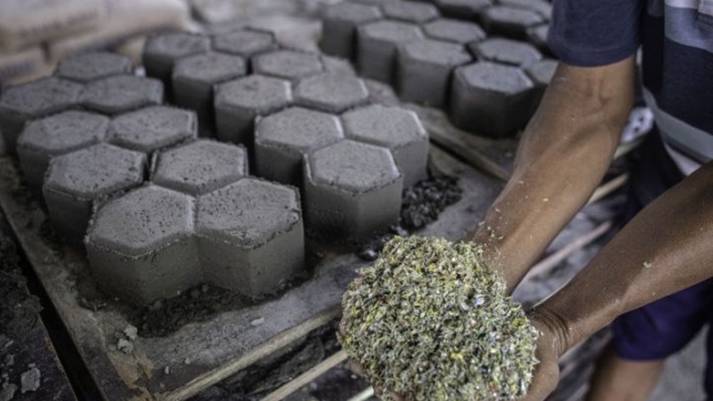 Warga Nagan Raya Sulap Limbah Pembakaran Batubara Jadi Batako