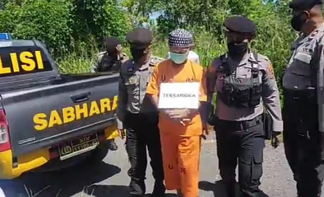 title Rekonstruksi Pembunuhan, Anak Tikam Ayah Tiri dengan Badik Tiga Kali Rekonstruksi Pembunuhan, Anak Tikam Ayah Tiri dengan Badik Tiga Kali