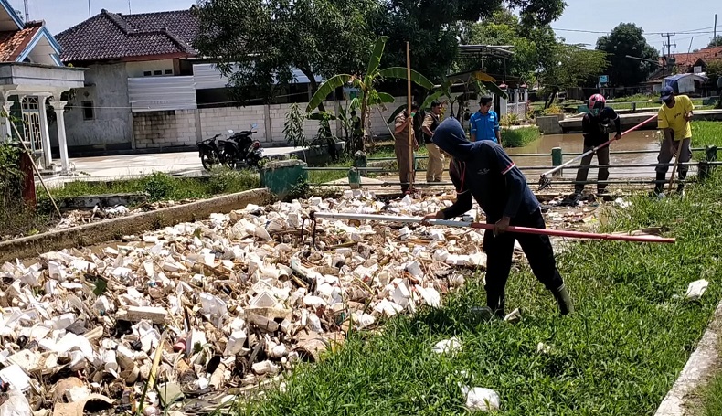 Gundukan Sampah di Aliran Sungai Sliyeg Indramayu Mulai Dibersihkan