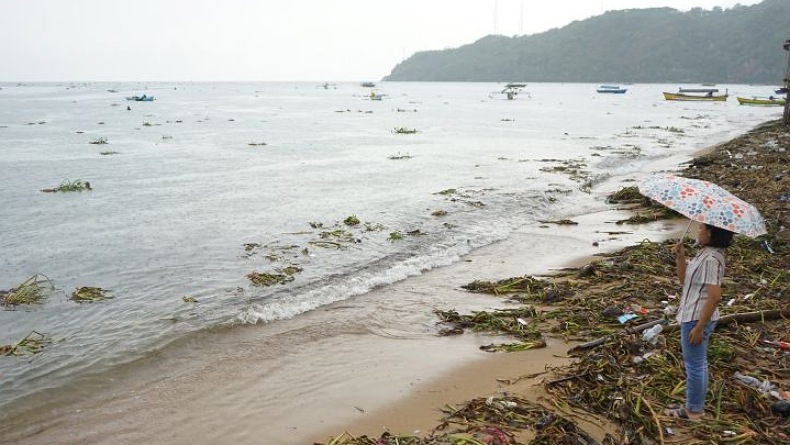 Eceng Gondok Kotori Objek Wisata Pantai Indah Gorontalo, Pengunjung Kecewa