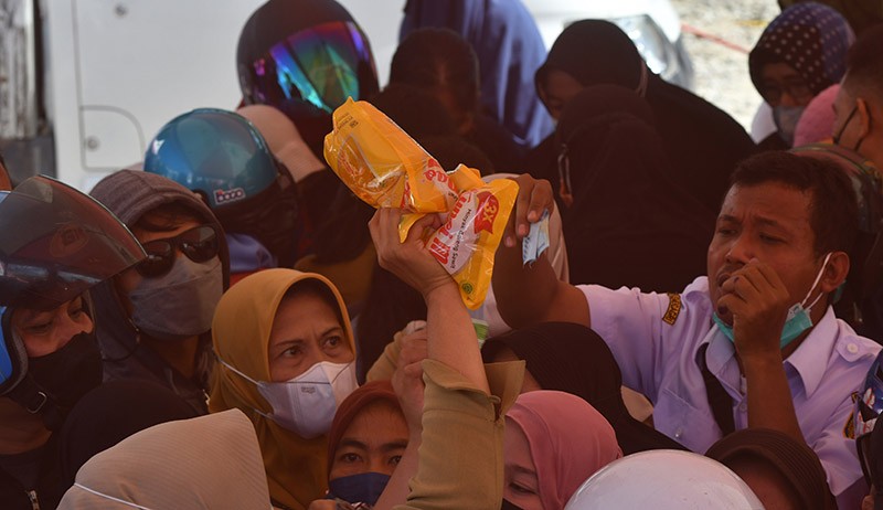 Warga Palu Membeludak Antre Beli Minyak Goreng - Bagian 4