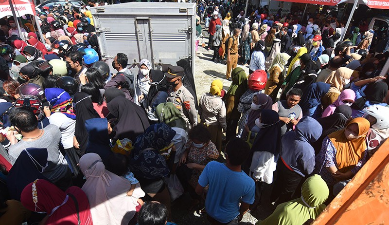 Warga Palu Membeludak Antre Beli Minyak Goreng - Bagian 1