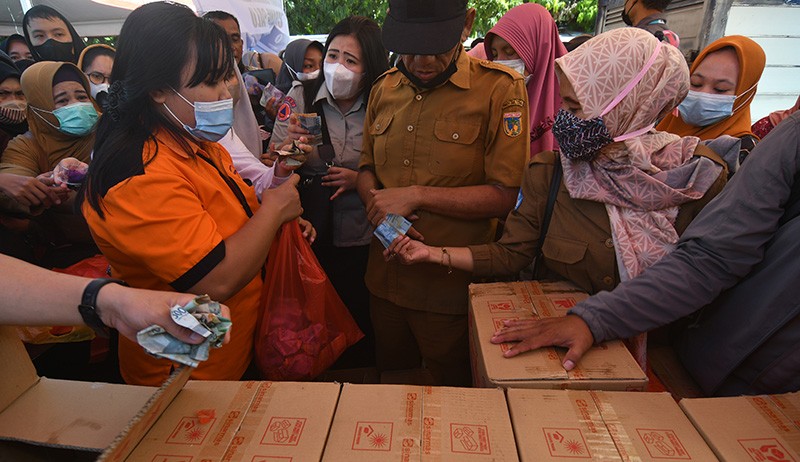 Warga Palu Membeludak Antre Beli Minyak Goreng - Bagian 3