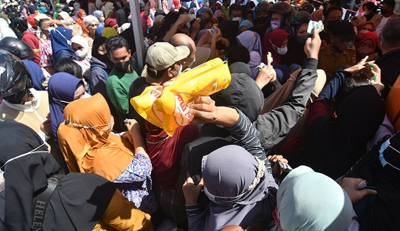 Warga Palu Membeludak Antre Beli Minyak Goreng - Bagian 2