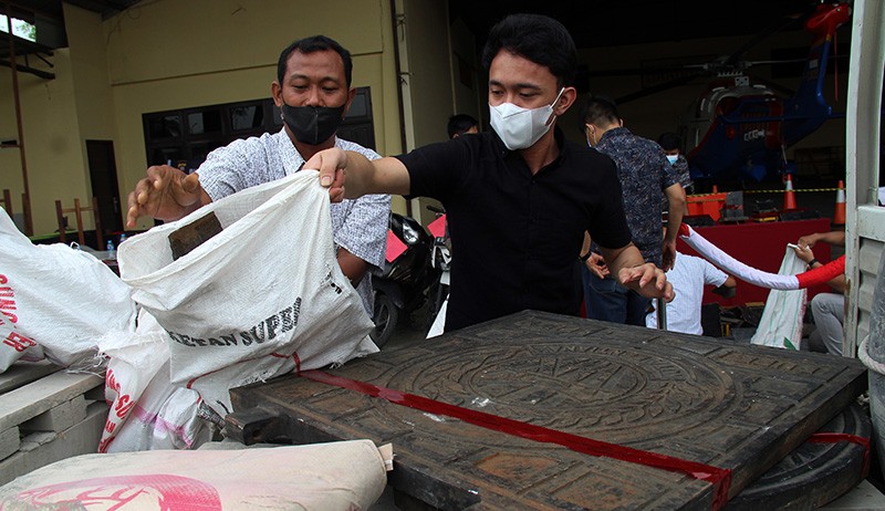Penampakan Ratusan Besi Trotoar hingga Tutup Gorong-Gorong Hasil Curian - Bagian 2