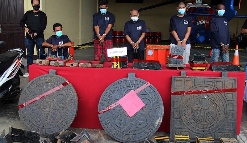 Penampakan Ratusan Besi Trotoar hingga Tutup Gorong-Gorong Hasil Curian - Bagian 1