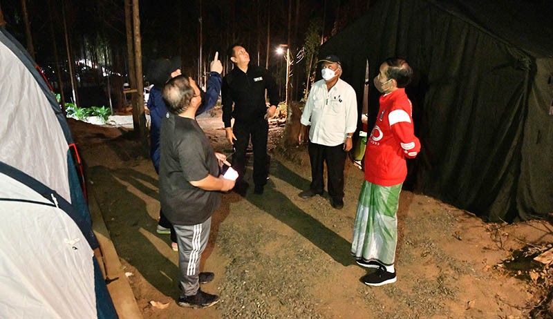  Pakai Sarung, Jokowi Nikmati Malam saat Kemah di IKN Nusantara