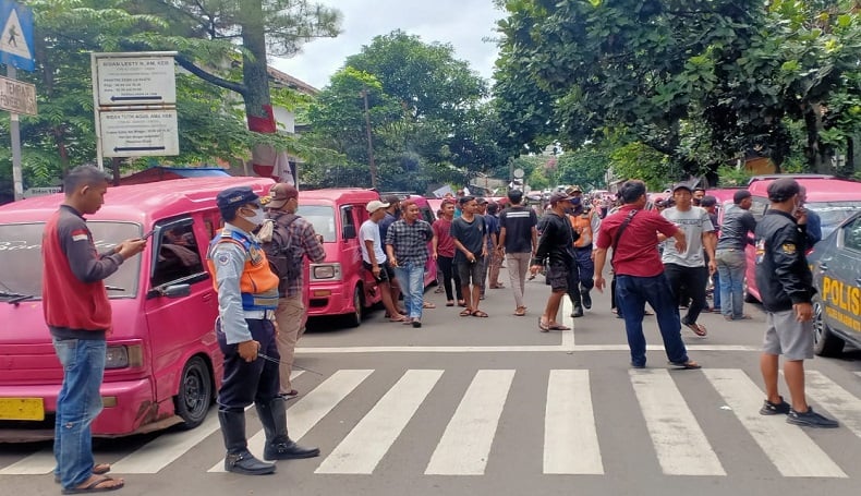 Angkot di Sukabumi Mogok Beroperasi, Banyak Penumpang Telantar