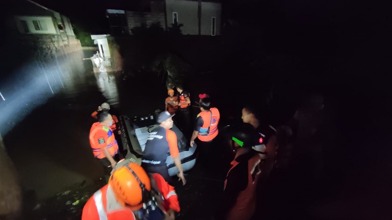 title Dramatis, Penyelamatan 2 Keluarga Terjebak Banjir Bandang di Kota Malang Dramatis, Penyelamatan 2 Keluarga Terjebak Banjir Bandang di Kota Malang