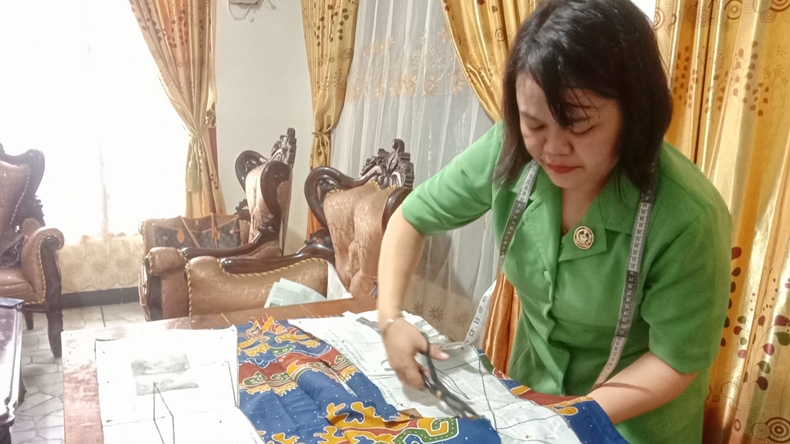 Inspiratif, Istri Prajurit TNI di Way Kanan Ini Jadi Desainer Batik