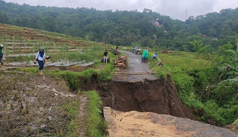 Jalan Antardesa di Majalengka Ambrol, Berlubang Mirip Kawah