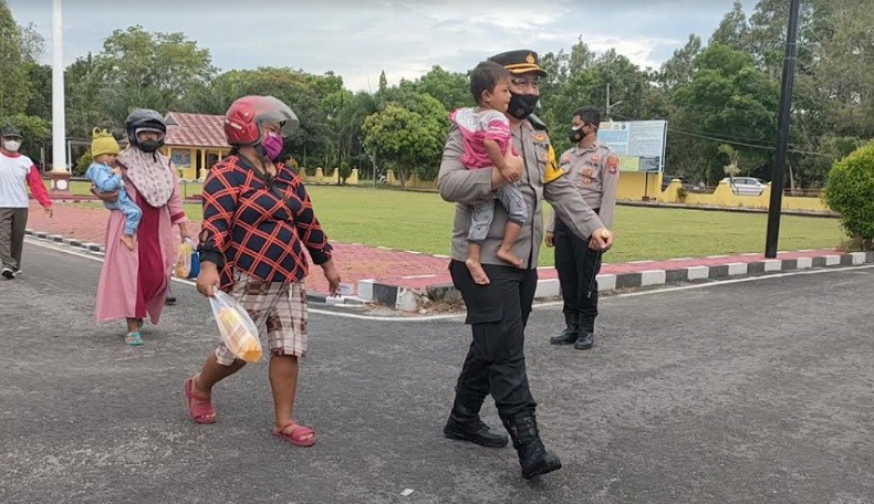Aksi Kapolres Bangka Tengah Curi Perhatian, Gendong Anak di Antrean Minyak Goreng