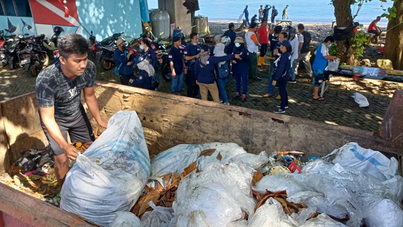 Ratusan Rimbawan Sulut Gelar Aksi Bersih Pantai Malalayang
