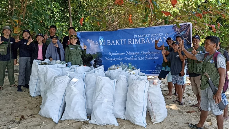 Bersihkan Sampah di Bunaken, BTNB Bersama Pengelola Resort Kumpulkan 750 Kg Plastik