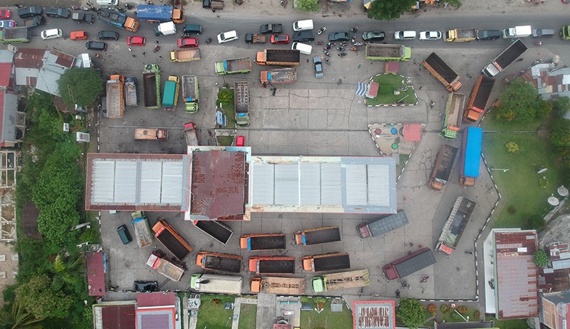 Giliran Solar Langka, Antrean Panjang Bus dan Truk di SPBU Timbulkan Kemacetan - Bagian 2