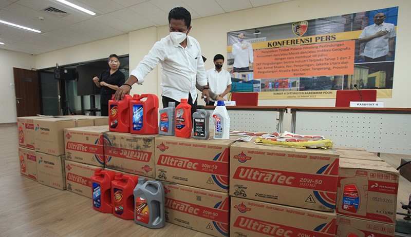 Penampakan Oli Palsu Berbagai Merek Diamankan Bareskrim Polri - Bagian 3